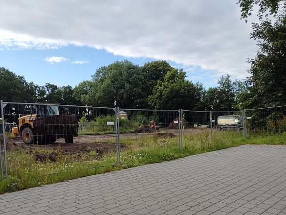 Bagger auf Baustellengrundstück
