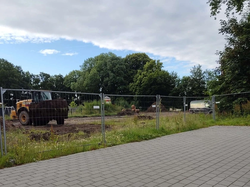 Bagger auf Baustellengrundstück