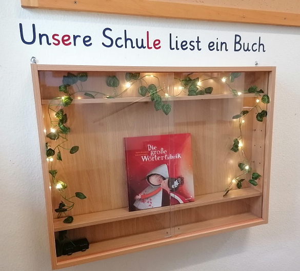 Vitrine mit Buch